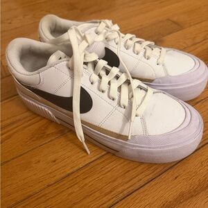 Nike Court Legacy Lift size 8 Women’s